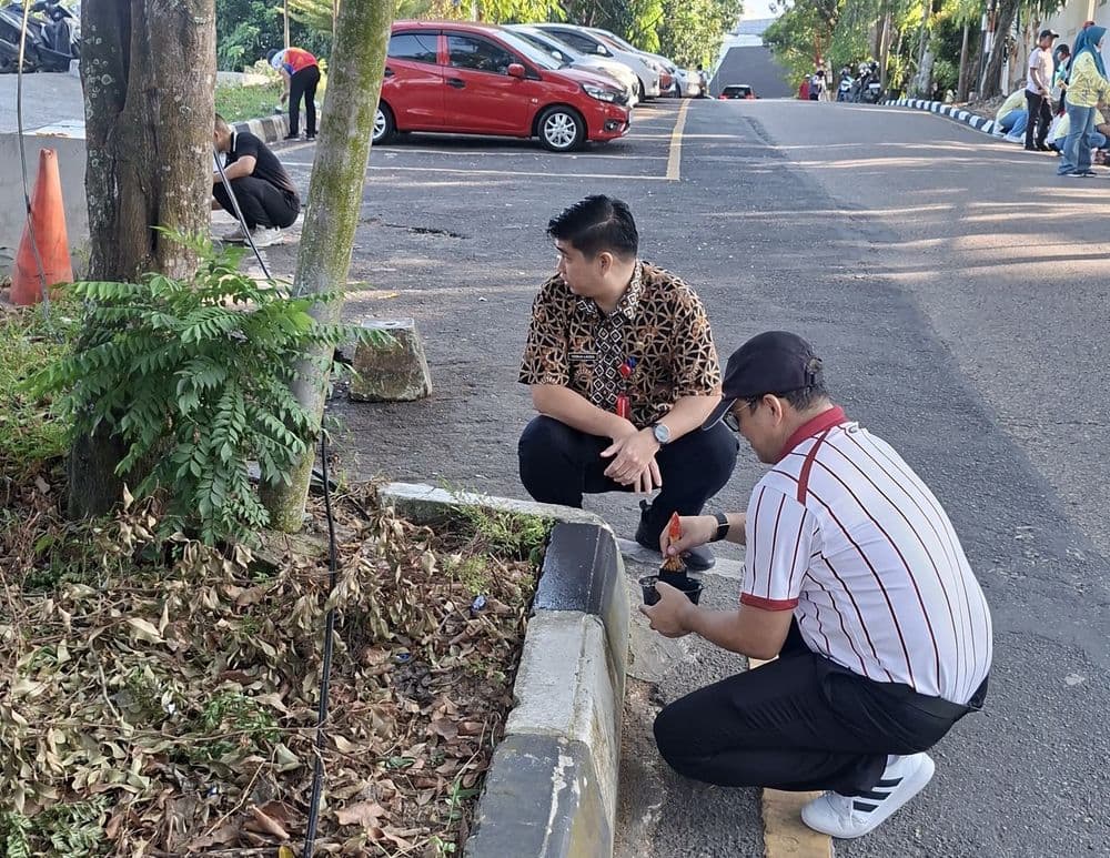 Semarakkan HUT RI ke-81, Seluruh Pegawai Bapenda Samarinda Gelar Kerja Bakti dan Pengecatan Trotoar di Area Balai Kota