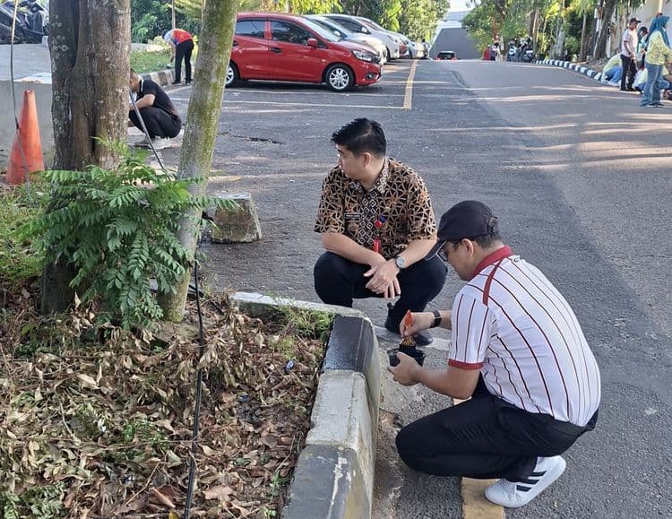 Semarakkan HUT RI ke-81, Seluruh Pegawai Bapenda Samarinda Gelar Kerja Bakti dan Pengecatan Trotoar di Area Balai Kota
