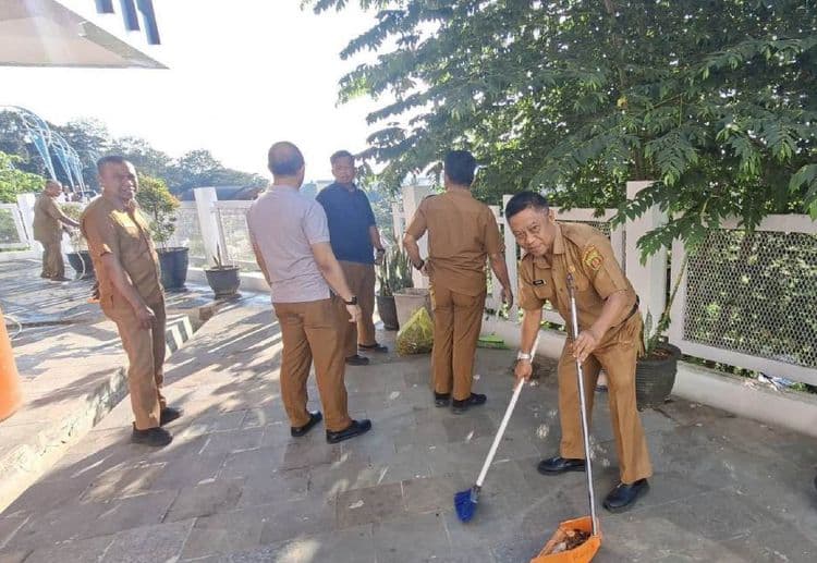 Wujud Komitmen Lingkungan Kerja Bersih dan Sehat, Bapenda Samarinda Rutin Laksanakan Gerakan Indonesia ASRI Setiap Selasa